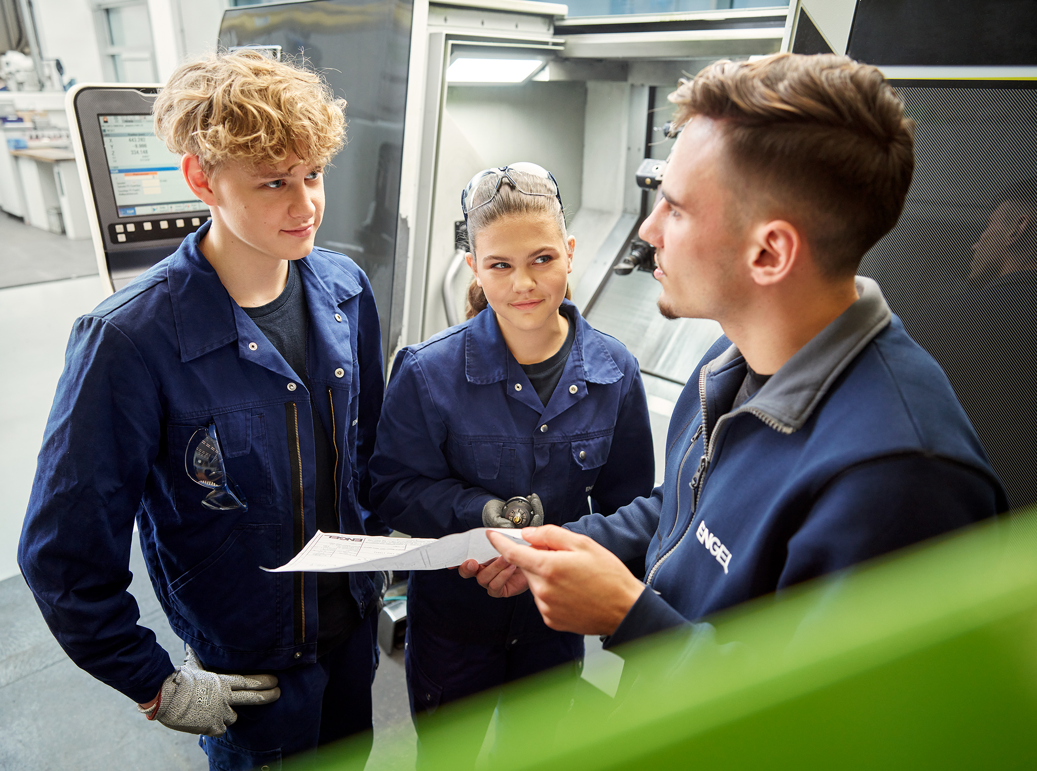 Stefanie Aigner (middle), mechatronics apprentice at Schwertberg, appreciates the diverse experiences in her daily working life at Engel