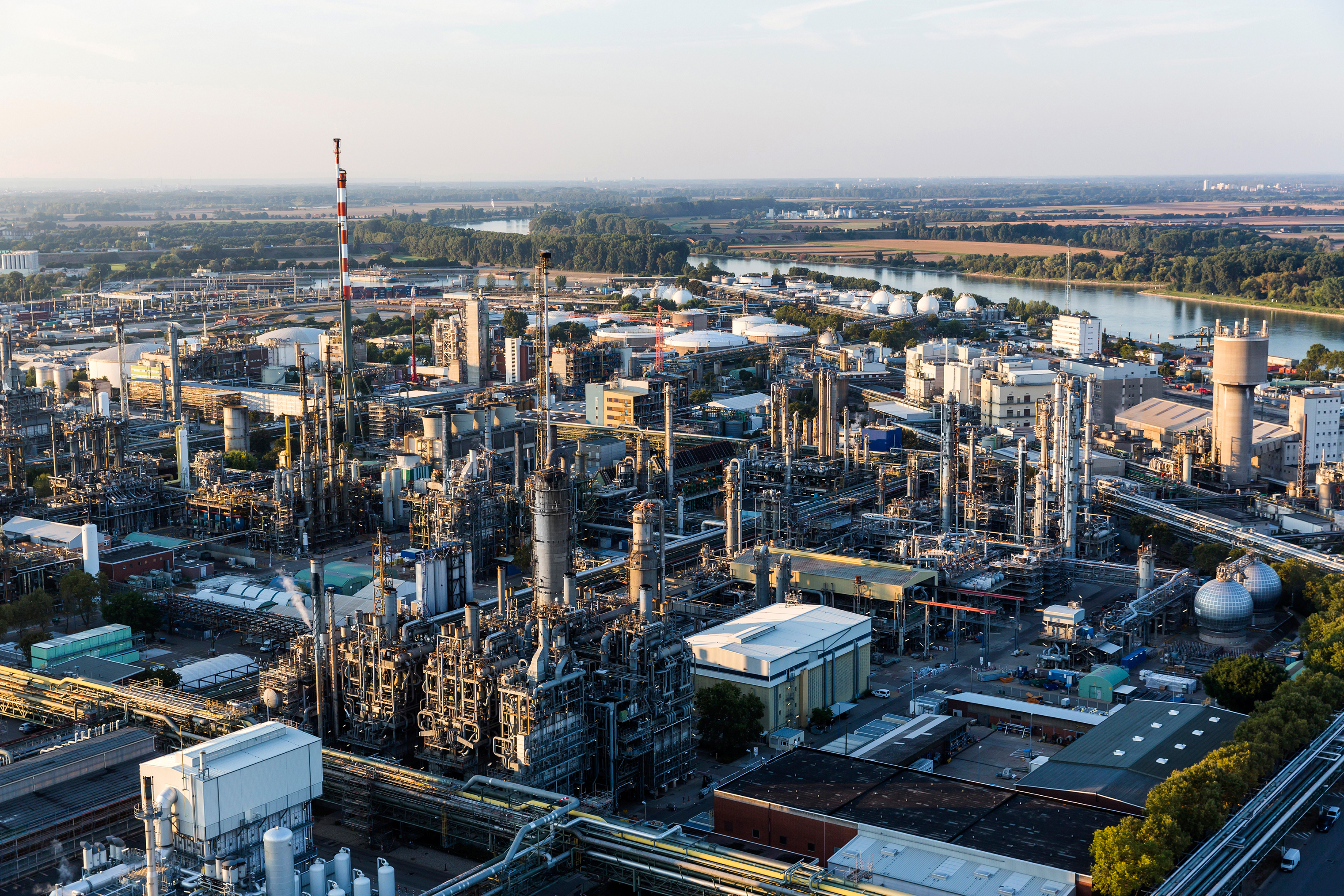 p011-ludwigshafen-weltgroesster-integrierter-chemiestandort-basf