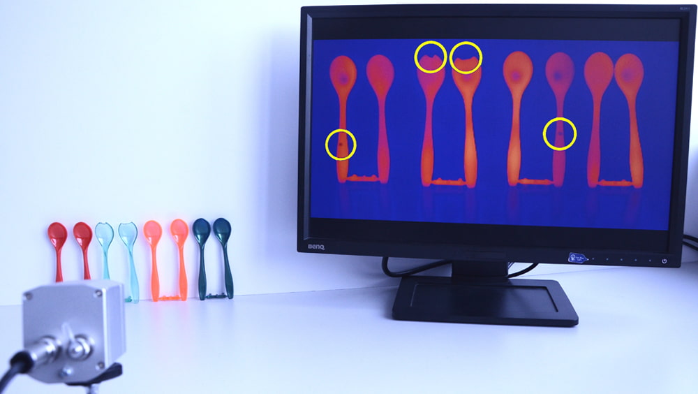 Non-destructive testing of injection-molded spoons using thermography. Both visible surface defects and hidden irregularities, some of which are characteristic of injection molding, are reliably detected. (Photo: SKZ)