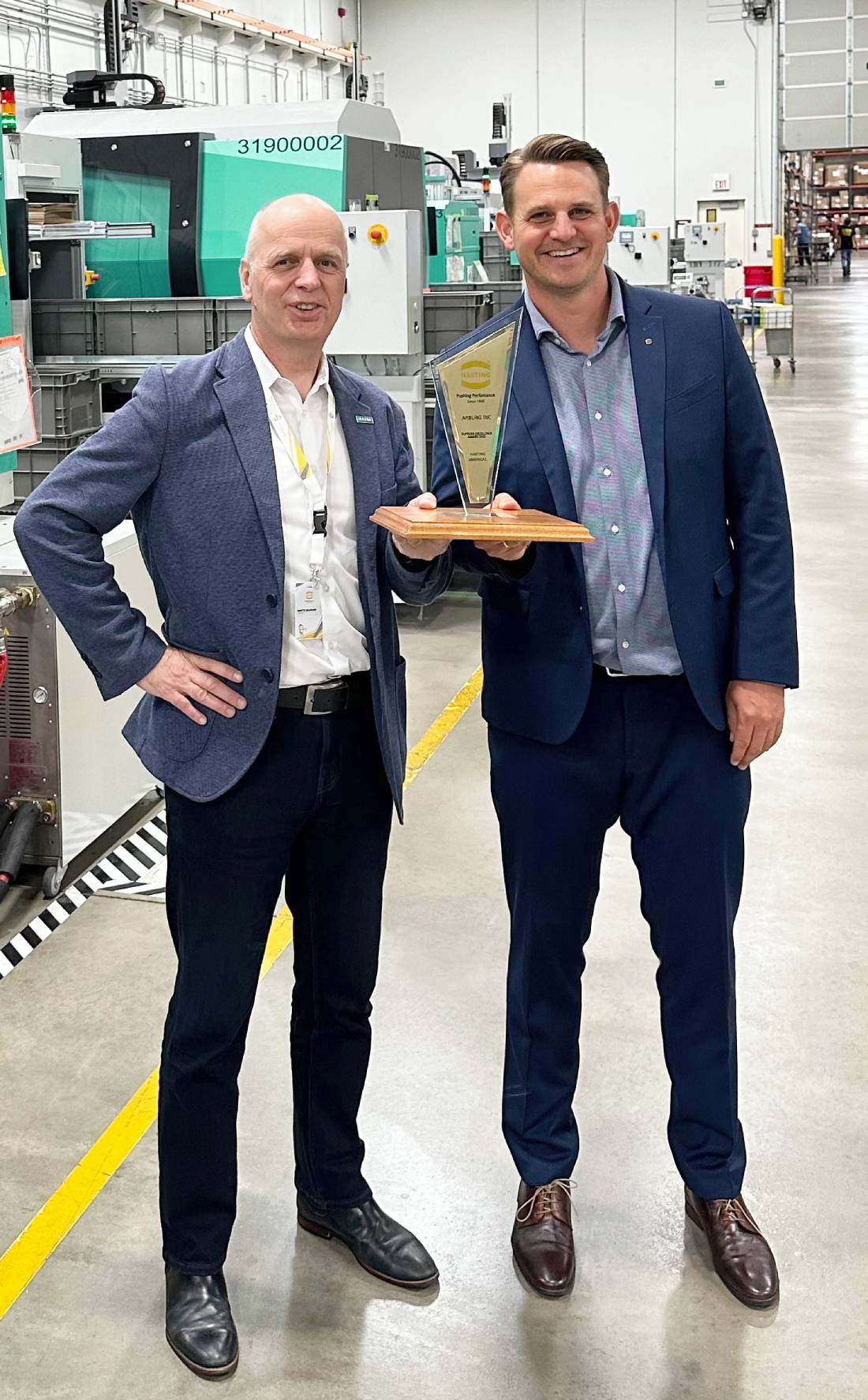 Florian Stuetzel (right), COO at Harting Americas, hands over the award for Supplier Excellence to Arburg’s Martin Baumann, President & CEO Arburg Inc.
