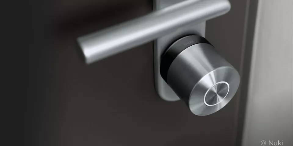 Smart Lock from Nuki: The full circle light ring shows that the door is locked. Two components made from PLEXIGLAS® molding compounds from Röhm enable this light effect in the fifth product generation.