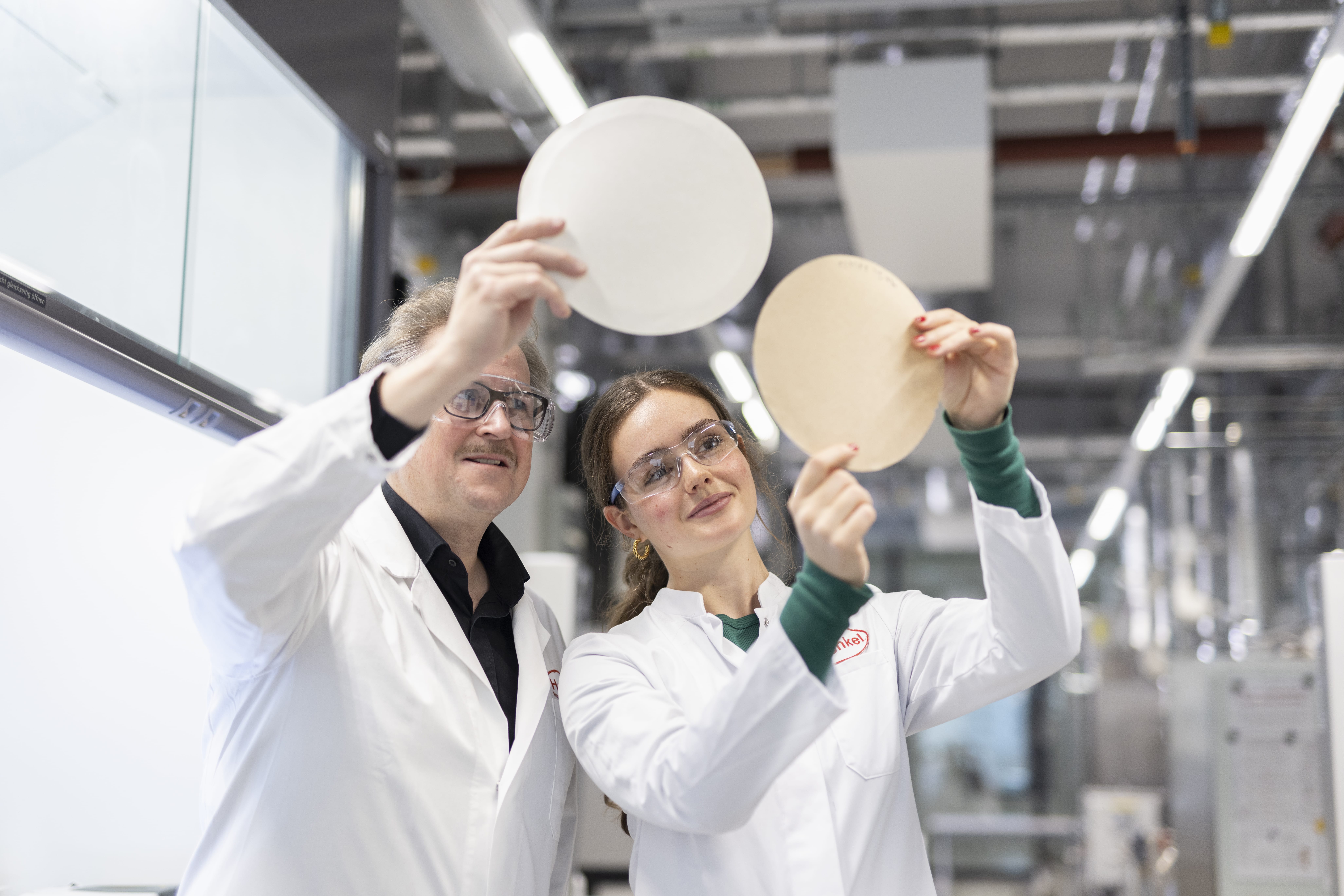At the Henkel Packaging Recyclab, a variety of testing standards are applied, including the Cepi/4evergreen protocol and the CHI method (cyclos-HTP Institute). This enables the company to accurately assess the recyclability of packaging, while also detect