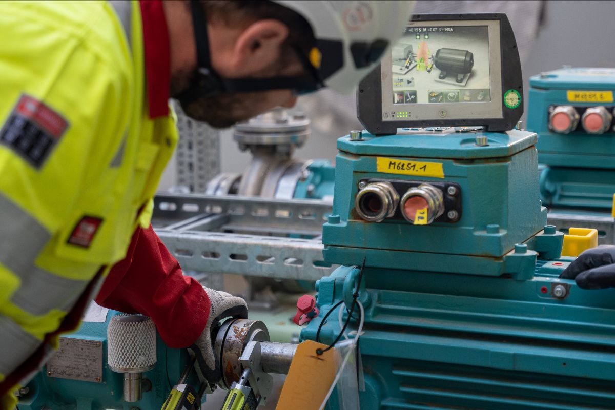 Fine alignment of a pump in a production plant.