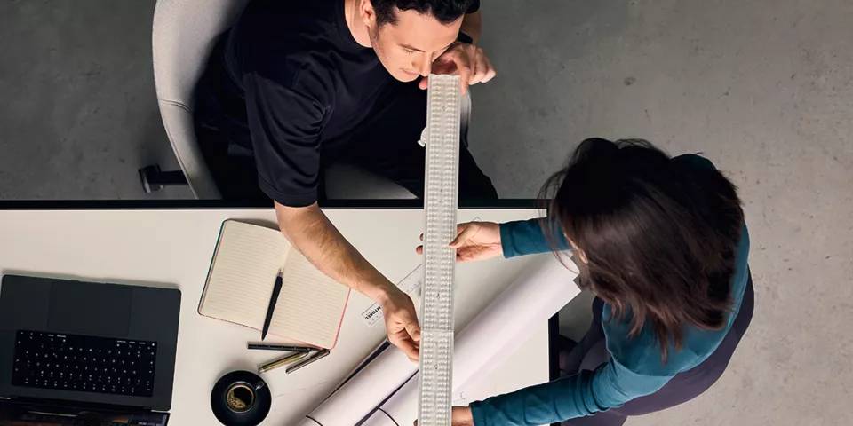Second generation of the proven continuous-row system: In TECTON II, Zumtobel has updated many features while retaining proven elements. The optics are once again produced from Röhm’s PLEXIGLAS® molding compound.