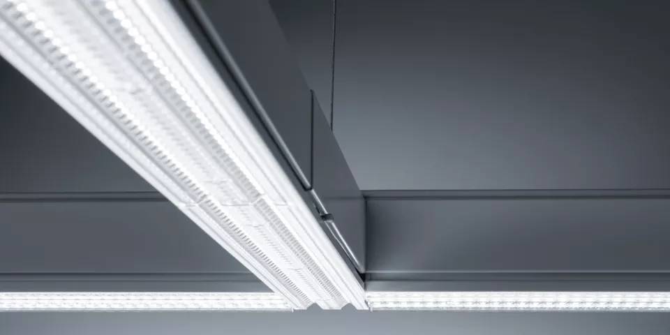 TECTON II continuous-row system from Zumtobel with a double-split lens made from a crystal-clear PLEXIGLAS® molding compound from Röhm.