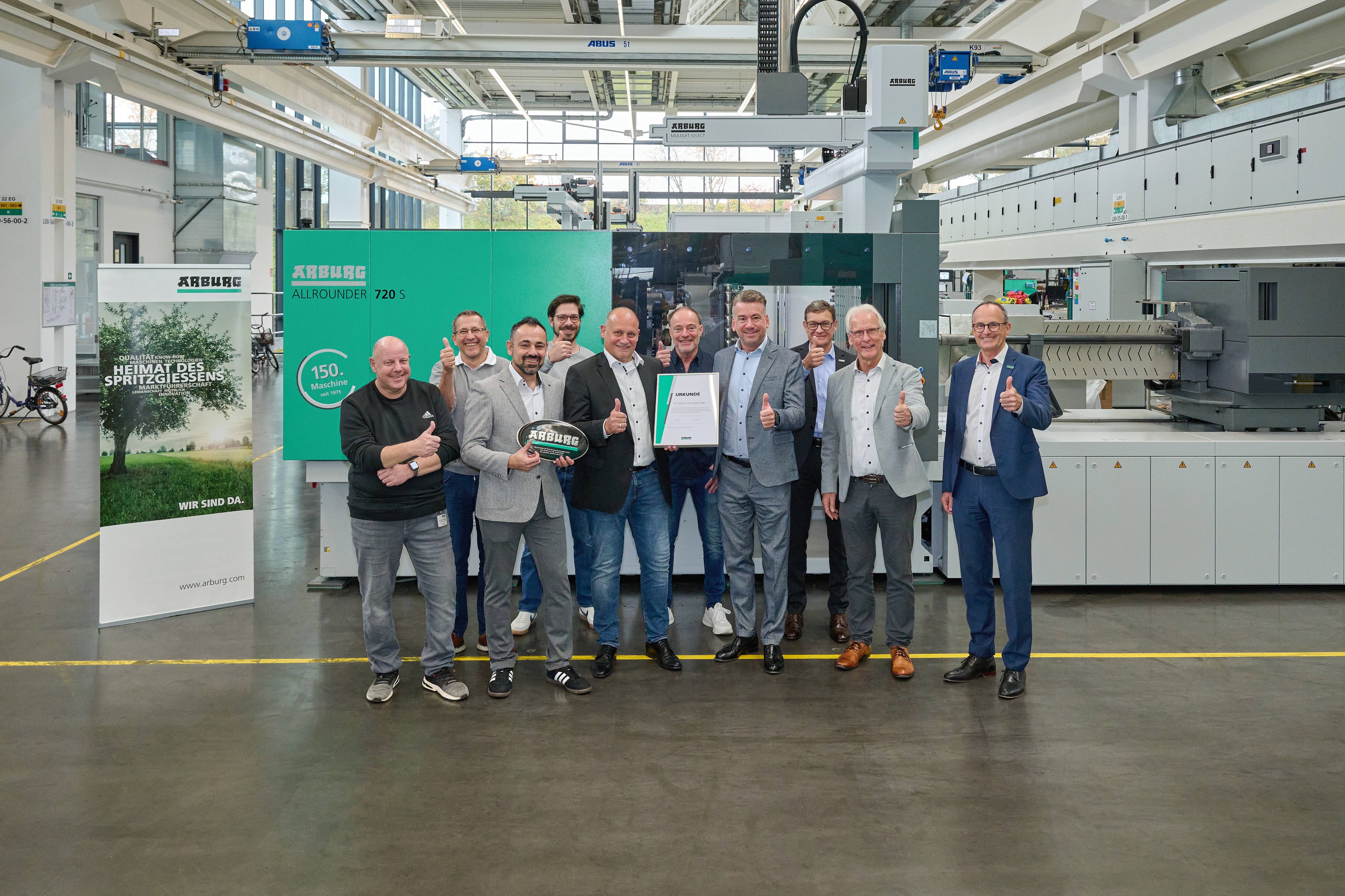 Proud of 50 years of cooperation and the handover of the 150th Allrounder: Tobias Baur (4th from right), Arburg Managing Director Sales and Aftersales, and Christian Abicht (5th from left), Managing Director HK Cosmetic Packaging, with their teams.