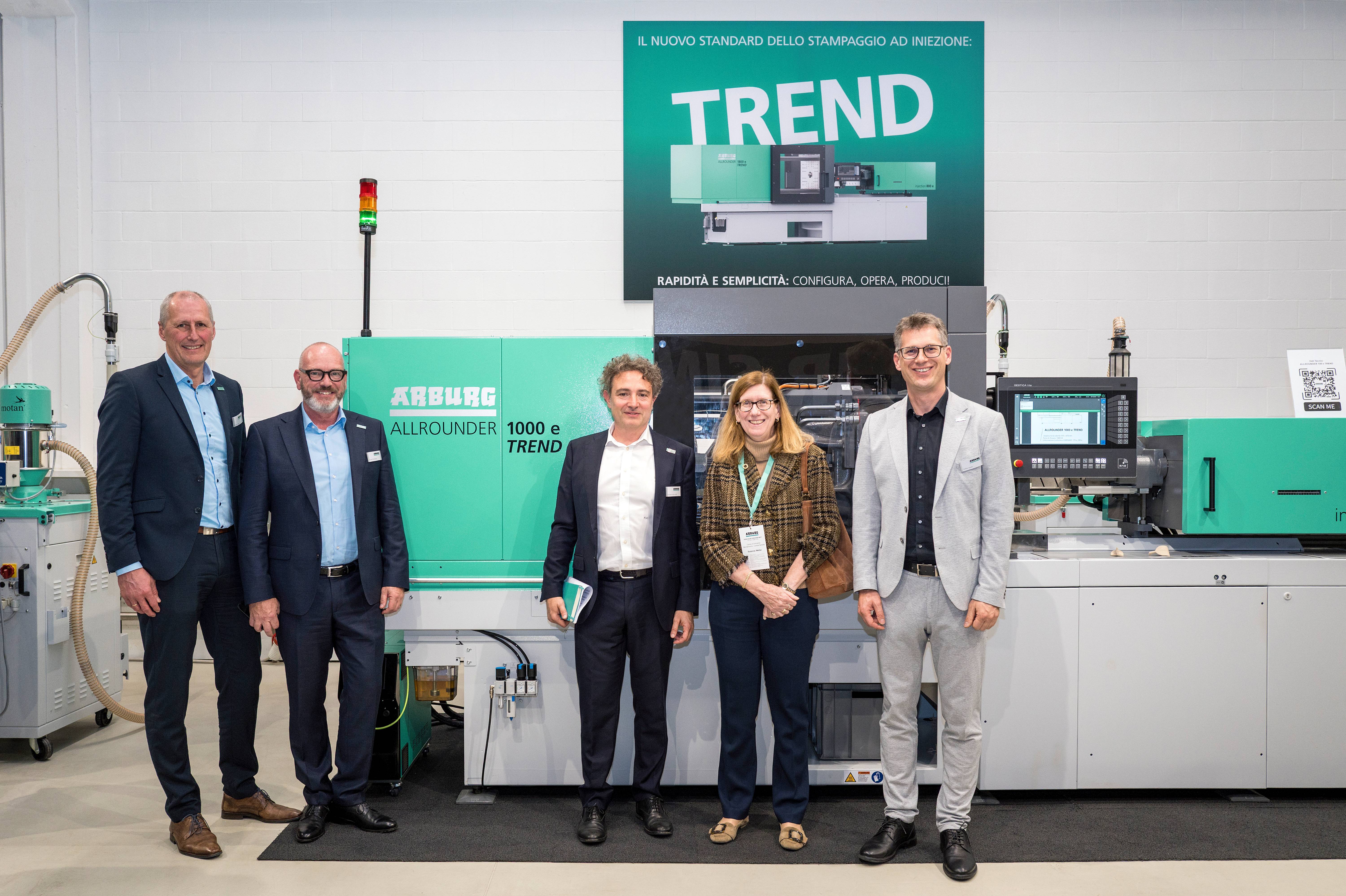 Special guest at the Arburg Italy Open House: Susanne Welter, Consul General of the Federal Republic of Germany, learned about the new Allrounder Trend and the strong economic cooperation between Italy and Germany from Raffaele Abbruzzetti, Managing Direc
