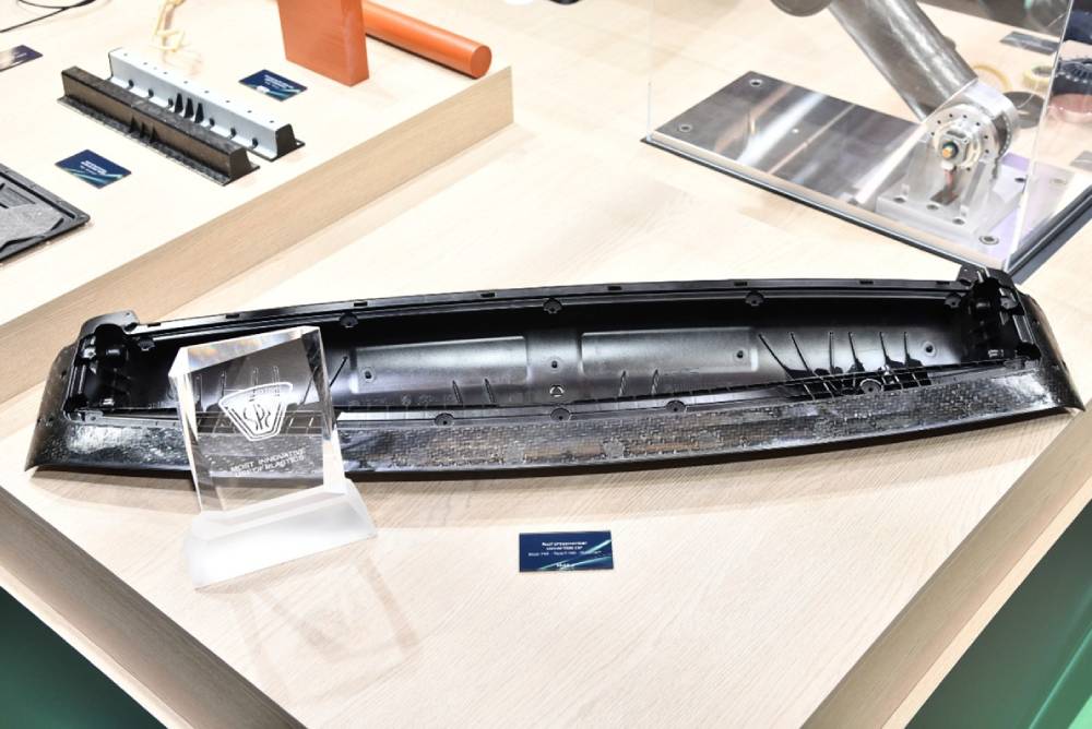 Lightweight, high-performance roof crossmember made with Durethan and Tepex materials, integrated at the front of the convertible’s fabric roof for strength and design flexibility.