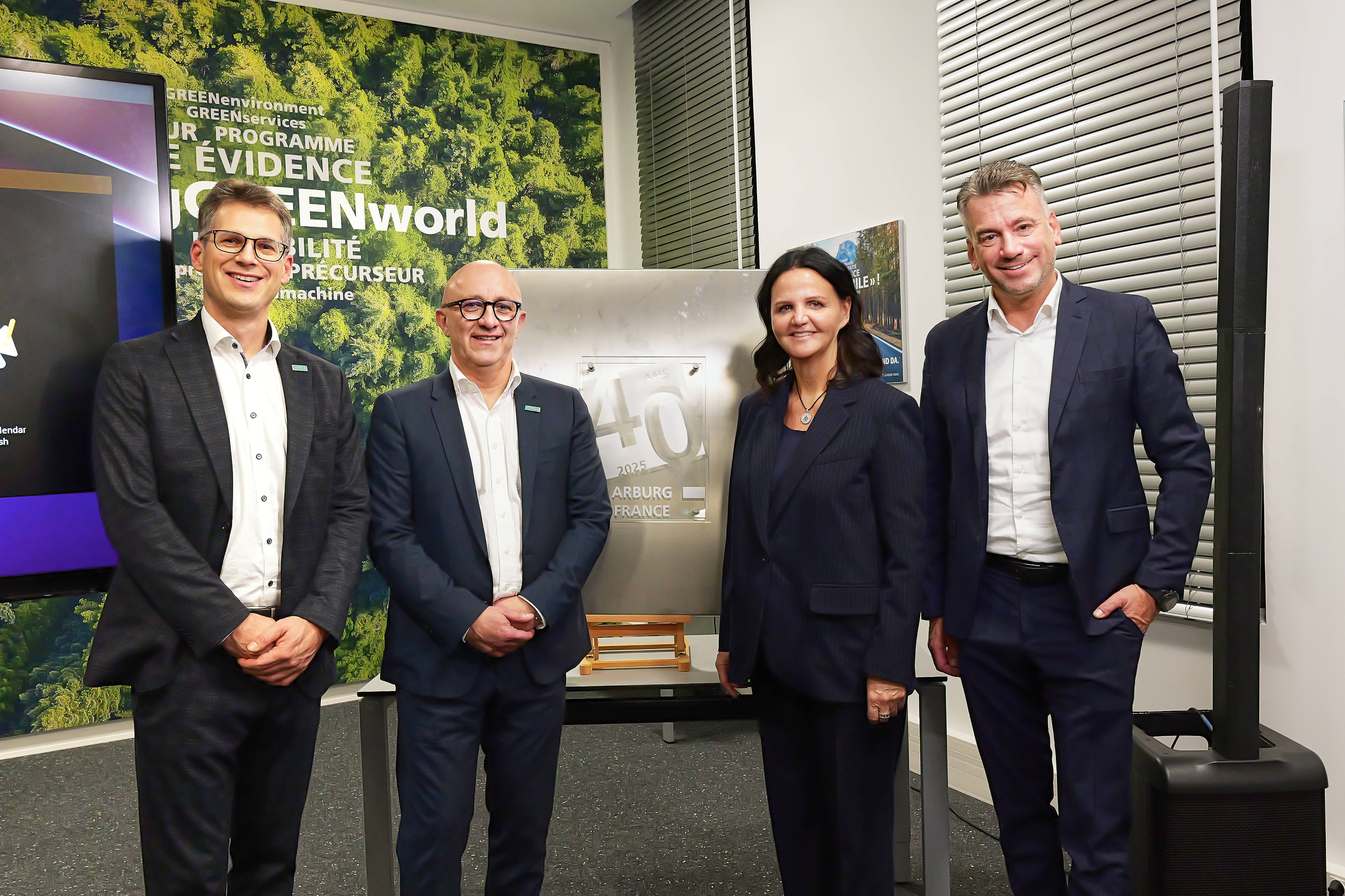To commemorate the 40th anniversary of Arburg France, Managing Partner Juliane Hehl (2nd from right), Tobias Baur (right), Managing Director Sales and After Sales, and Steffen Eppler, Vice President Sales Europe, presented the anniversary sculpture to Pas