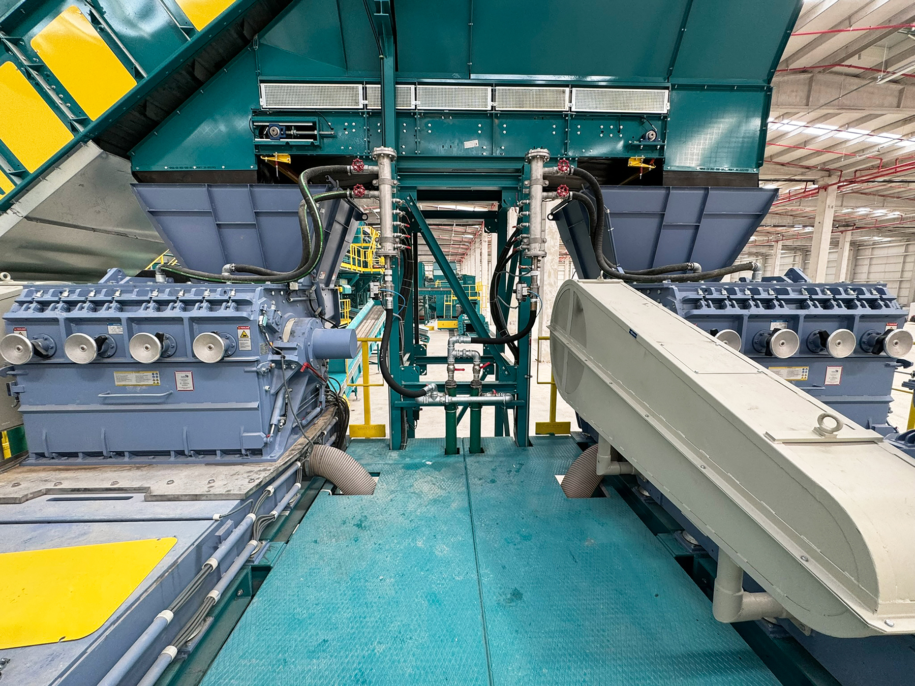 The two forced feeding granulators installed in the first line ensure uniform flake size and stable material intake, creating optimal conditions for downstream washing and density separation processes.