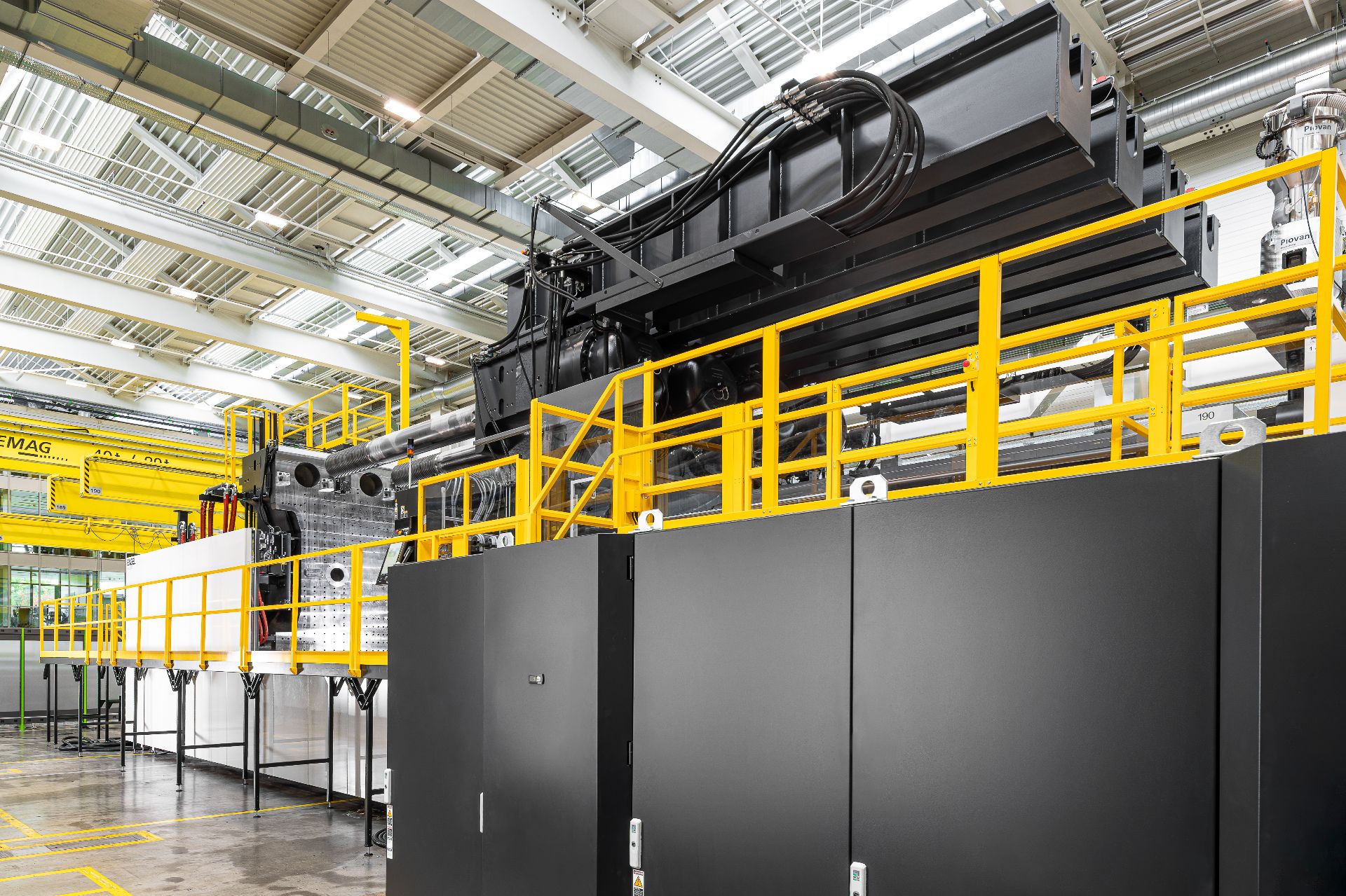 As the world’s largest injection moulding machine, the ENGEL duo 12000 US enables the cost-efficient production of large-format injection-moulded parts in previously unattained dimensions, thereby creating the basis for new product concepts with reduced a
