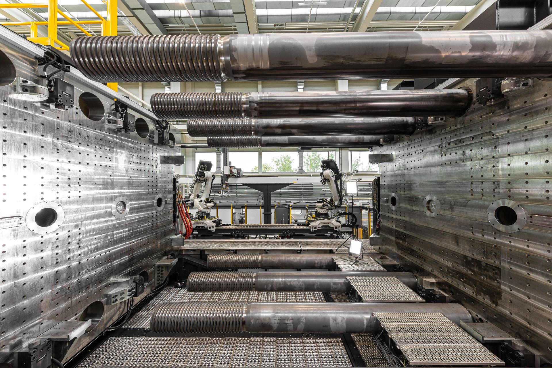The large mould space enables flexible automation and the efficient production of complex large-scale components in integrated production processes.