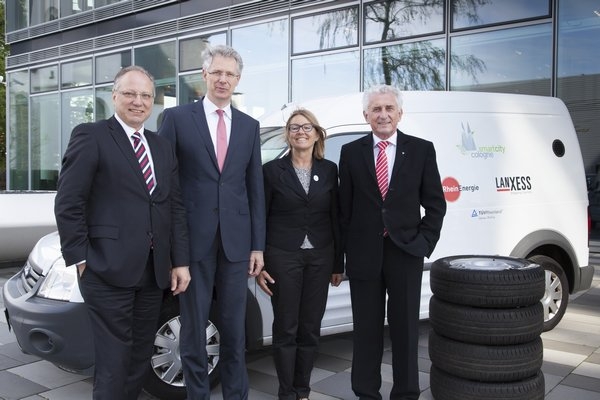 Vehicle fleet operators save fuel using "green tires"