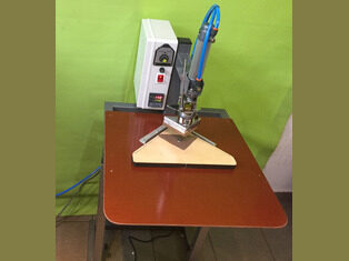 Welder for eyelets