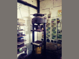 Hydraulic press 100 