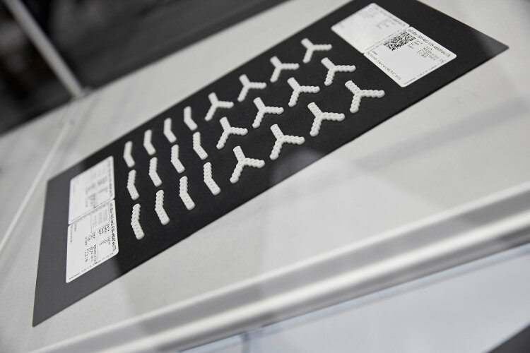 In the AKF process, original absorbable material can be processed. The company Samaplast, for example, manufactures bone-like plate implants, which are gradually replaced by the body's own tissue.