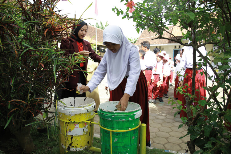 c-waste-sortation-training-at-school-in-banyuwangi