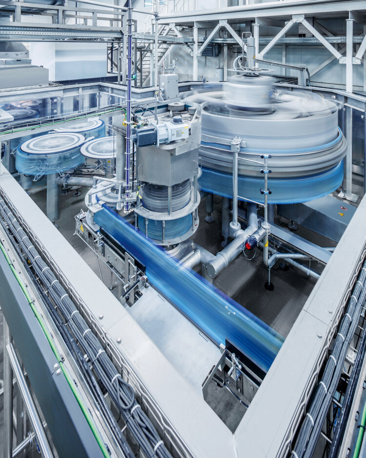 Different centrifugal forces act on the product in the bottle as it passes from the filler to the transfer star and capper.