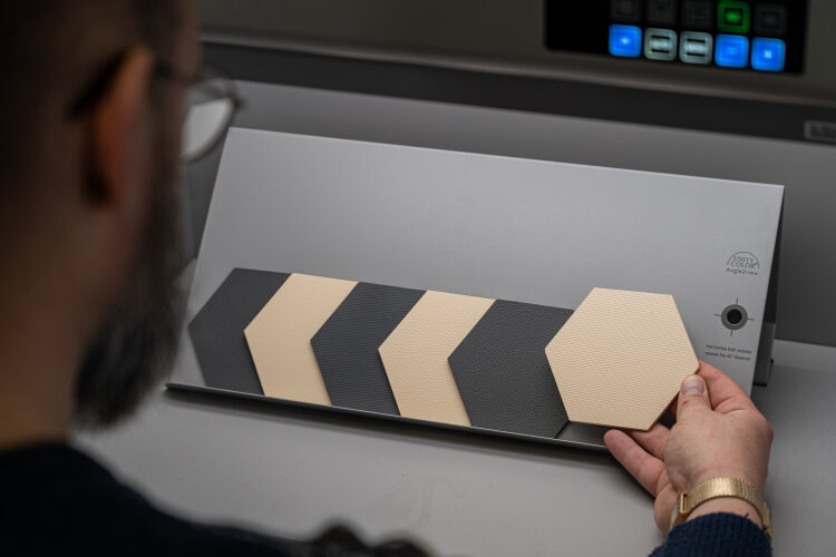 How does the surface structure of plastic components influence the visual perception of color? SKZ and the Institute of Psychology at the University of Würzburg investigated this question in the OFHarmonie research project. (Photo: Luca Hoffmannbeck)