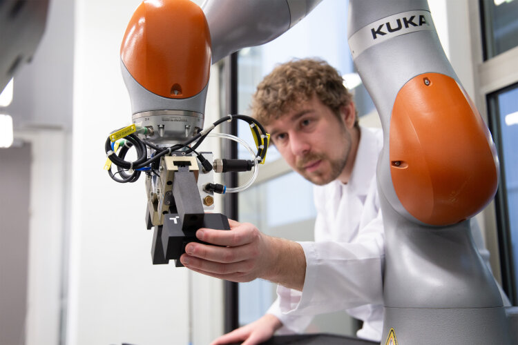 Workstation with collaborative robot and Tekniker digital metrology system