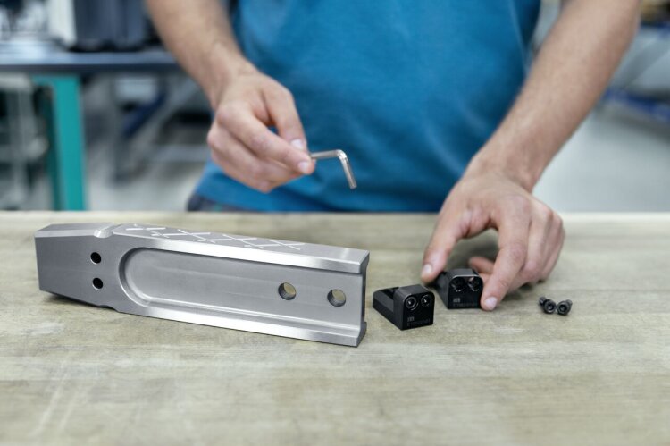 Application of the E 1080 flat guide in an injection mould
