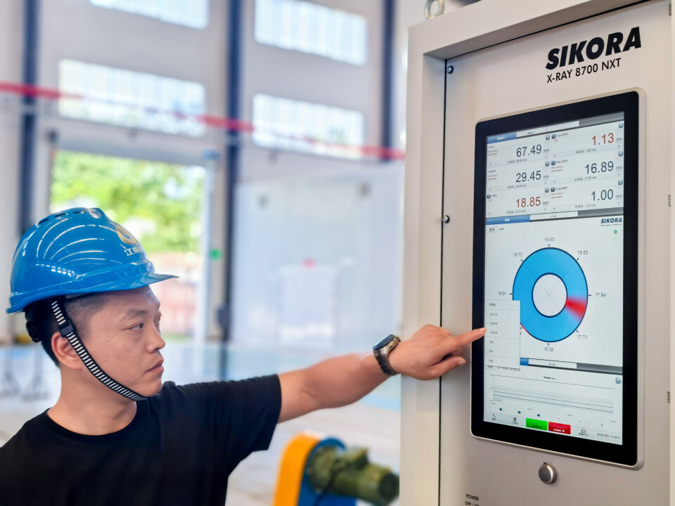 Mr. Xiong, the Equipment Department Manager at Jiangxi Cable, is reading the product parameters